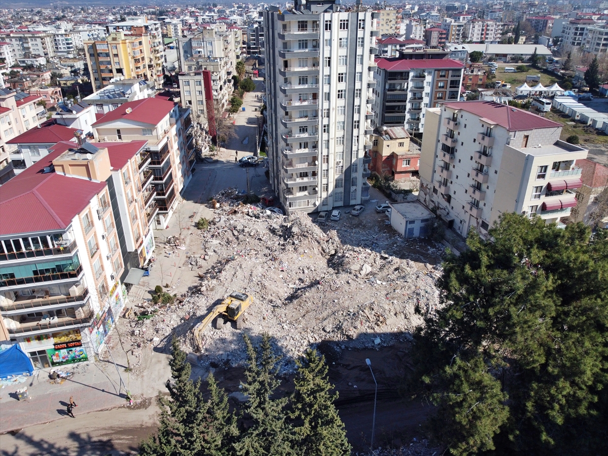 Osmaniye'de arama kurtarma çalışması tamamlanan enkazlar kaldırılıyor