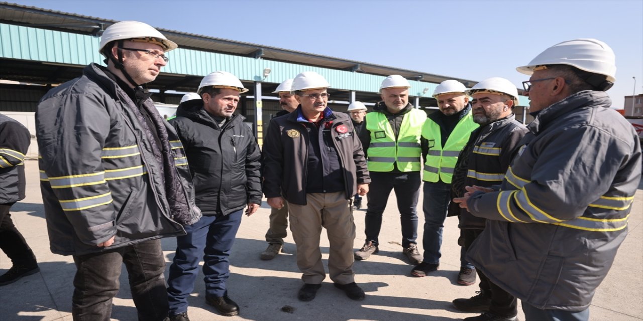 Bakan Dönmez, deprem bölgesinde çalışan elektrik işçilerini ziyaret etti.