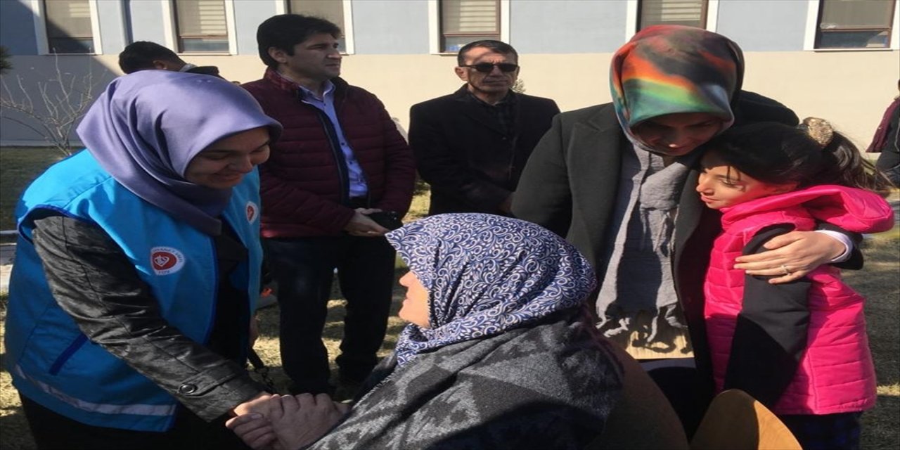 Depremlerden etkilenen 3 bin 500 kişi Afyonkarahisar'da misafir ediliyor.