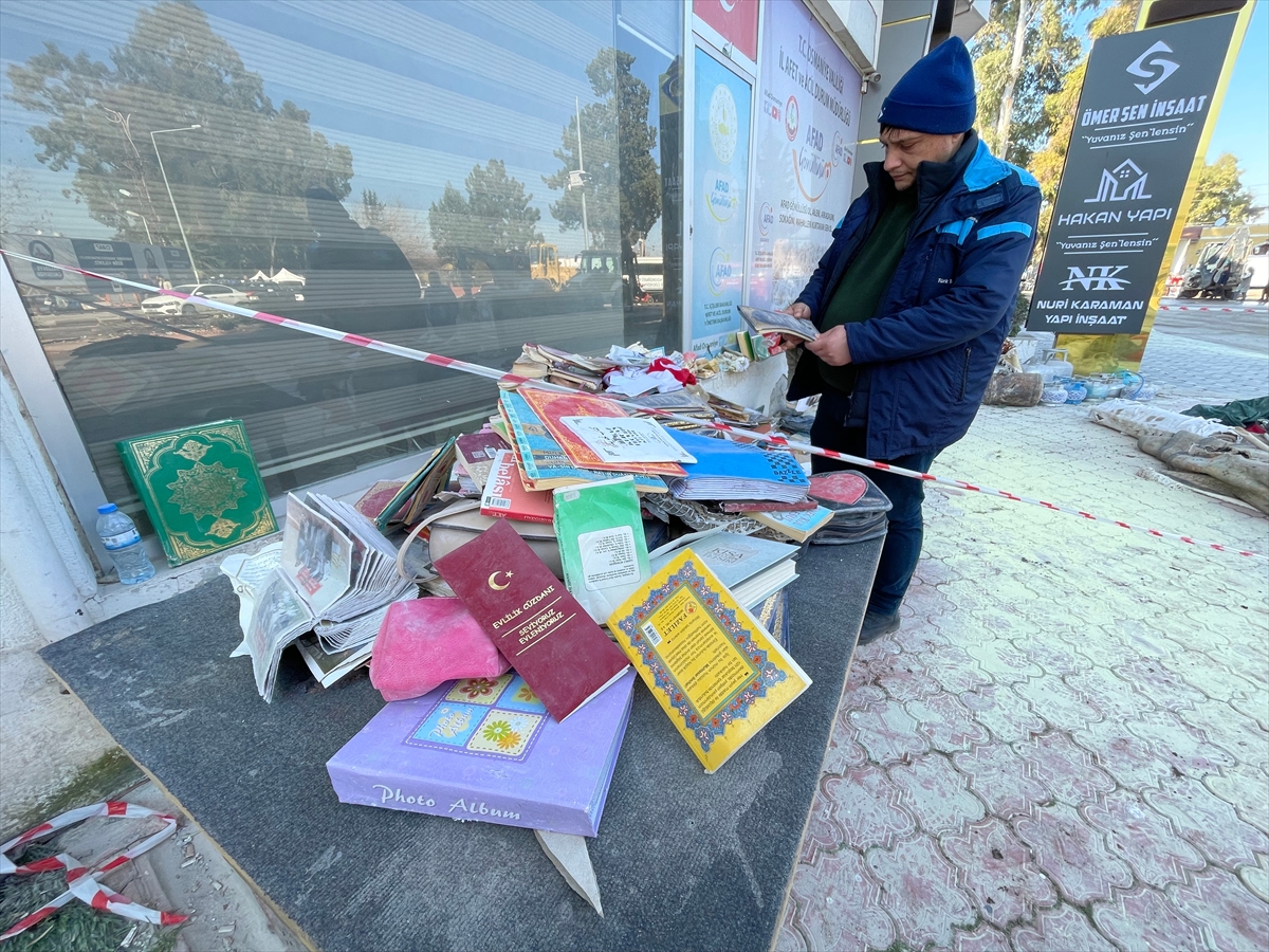 Enkazdan çıkan notlar, albümler ve günlükler duygulandırıyor