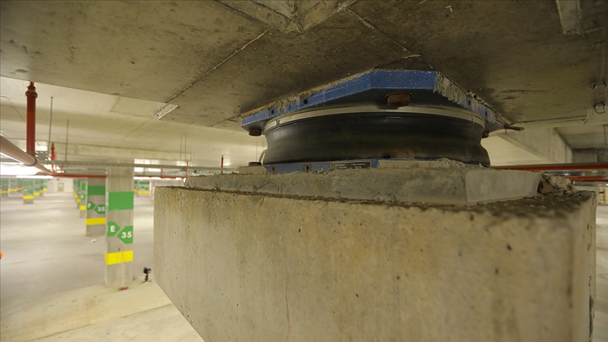 Sismik izolatörün olan iki kamu hastanesinde hasar yok