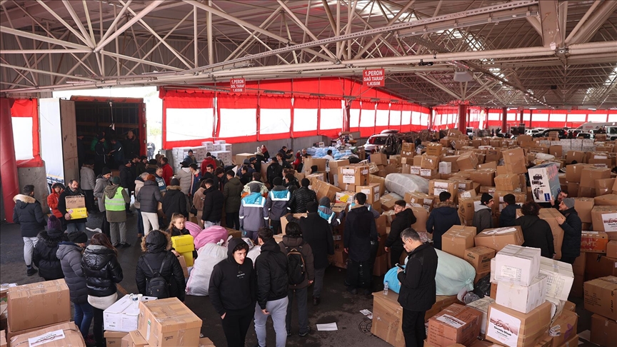 İstanbul Valisi Yerlikaya'dan deprem bölgesine yapılan sevkiyata ilişkin açıklama