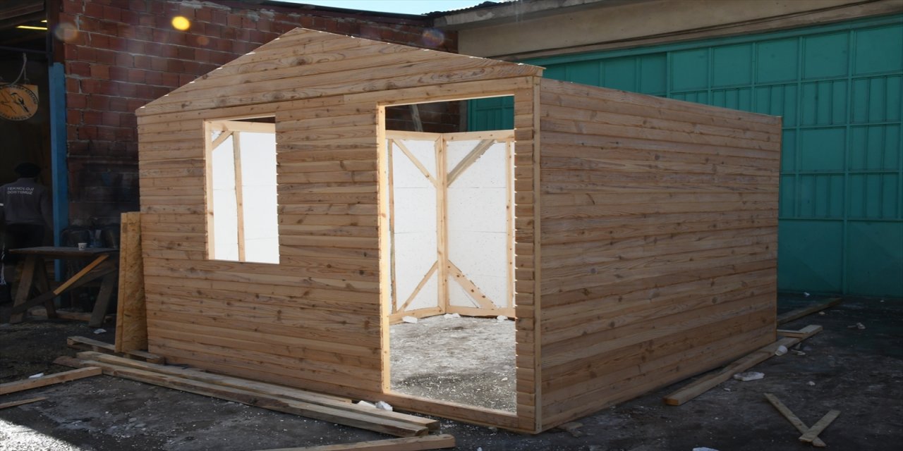 Gümüşhane'de depremzedeler için ahşap ev üretiyorlar.