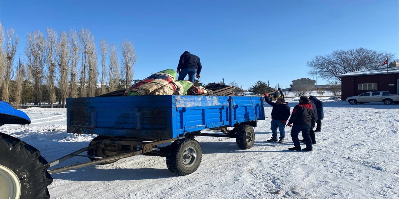 Iğdır ve Kars'tan deprem bölgesine yardımlar devam ediyor.