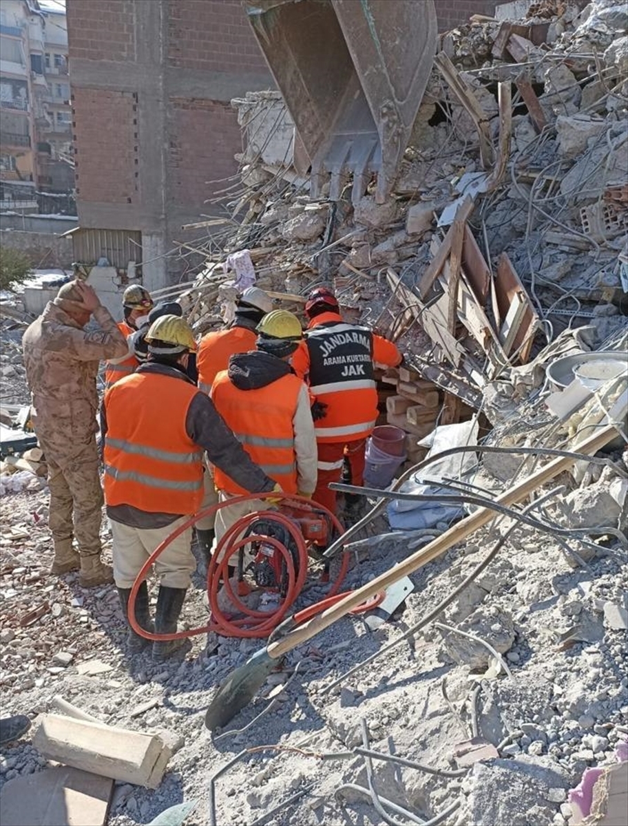Van İl Jandarma Komutanlığı ekipleri, 55 kişiyi enkazdan kurtardı