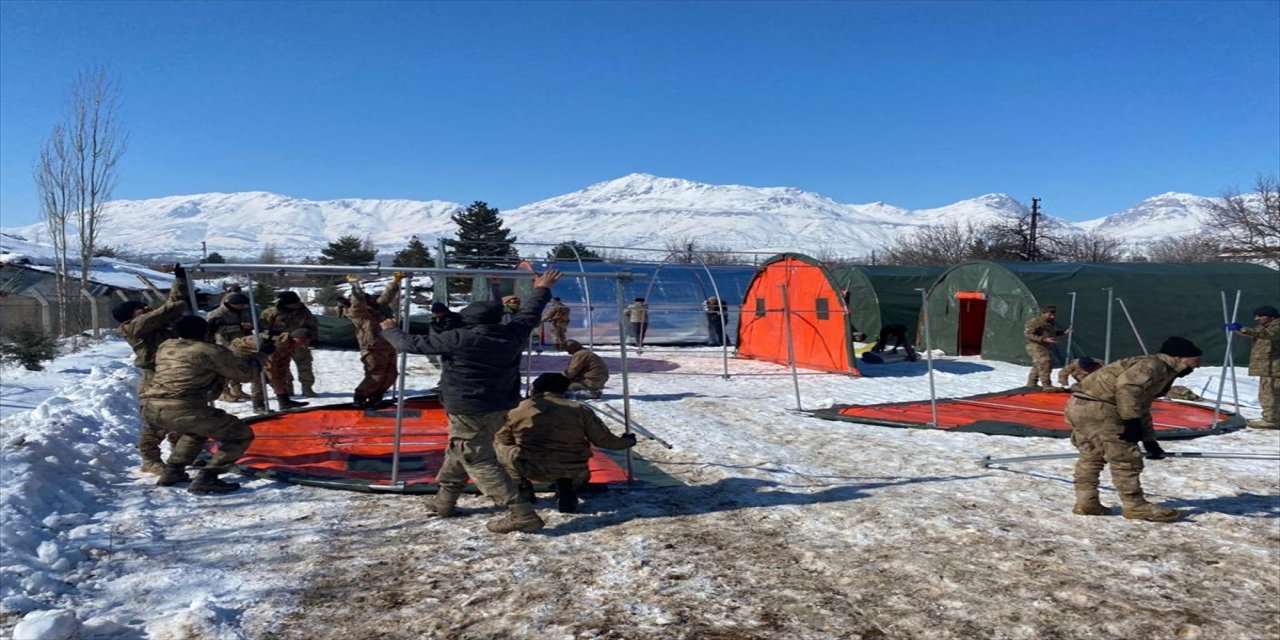 Jandarma Malatya'da depremzedeler için çadır kuruyor.