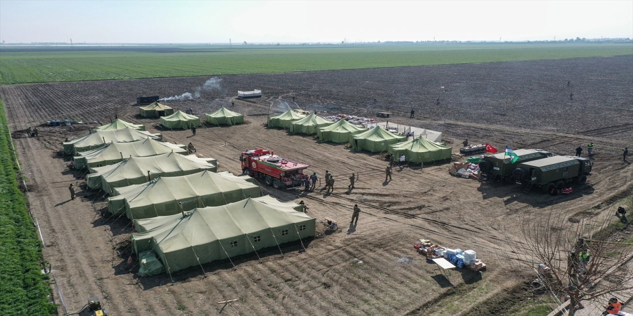 Özbek askerler depremzedelerin yardımına koşuyor.