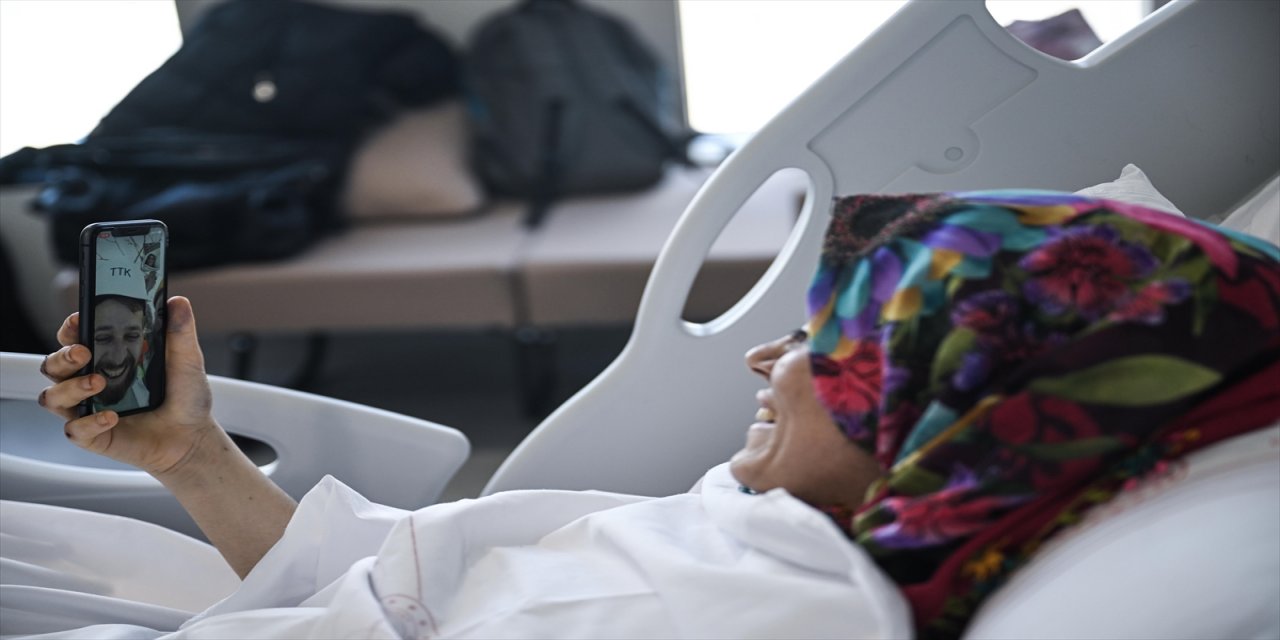 Depremzede genç kız kendisini hayata bağlayan kahramanlarıyla görüştü.