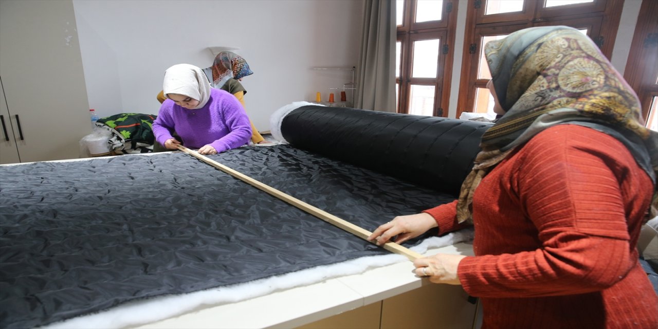 Tokat'ta üretilen uyku tulumları deprem bölgelerine gönderiliyor.