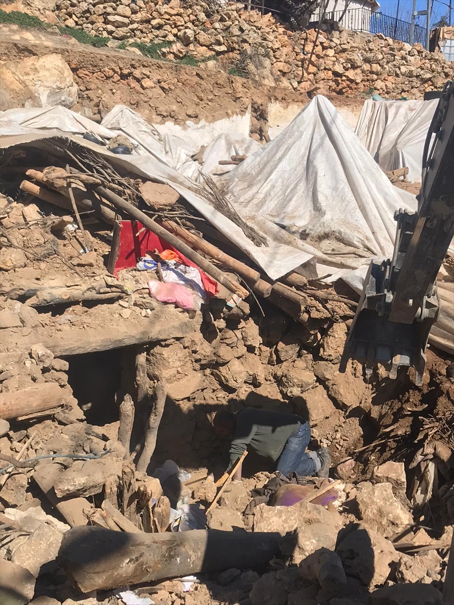 Adıyaman'da enkazda bulunan altın dolu keseyle para çantası sahibine teslim edildi