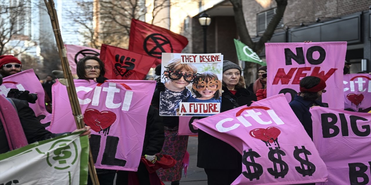 New York'ta çevreci grup, fosil yakıt yatırımları nedeniyle Citigroup'u protesto etti