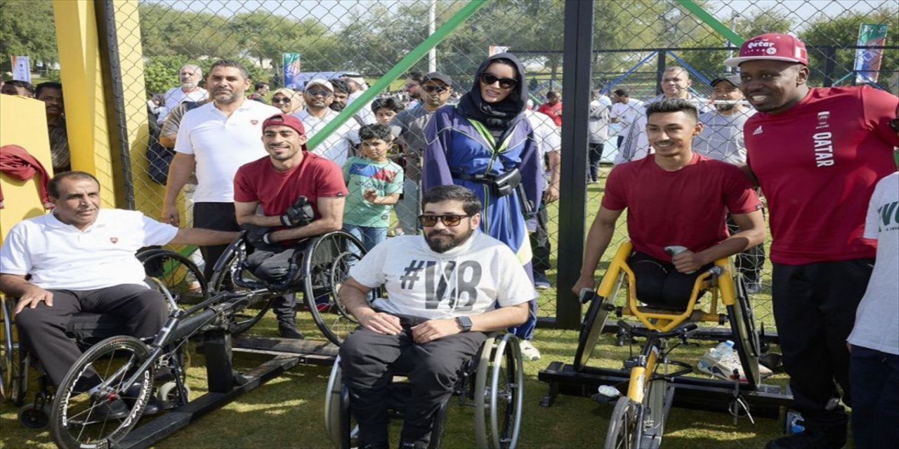 Katar'da Türkiye ve Suriye'deki depremzedelere destek yürüyüşü