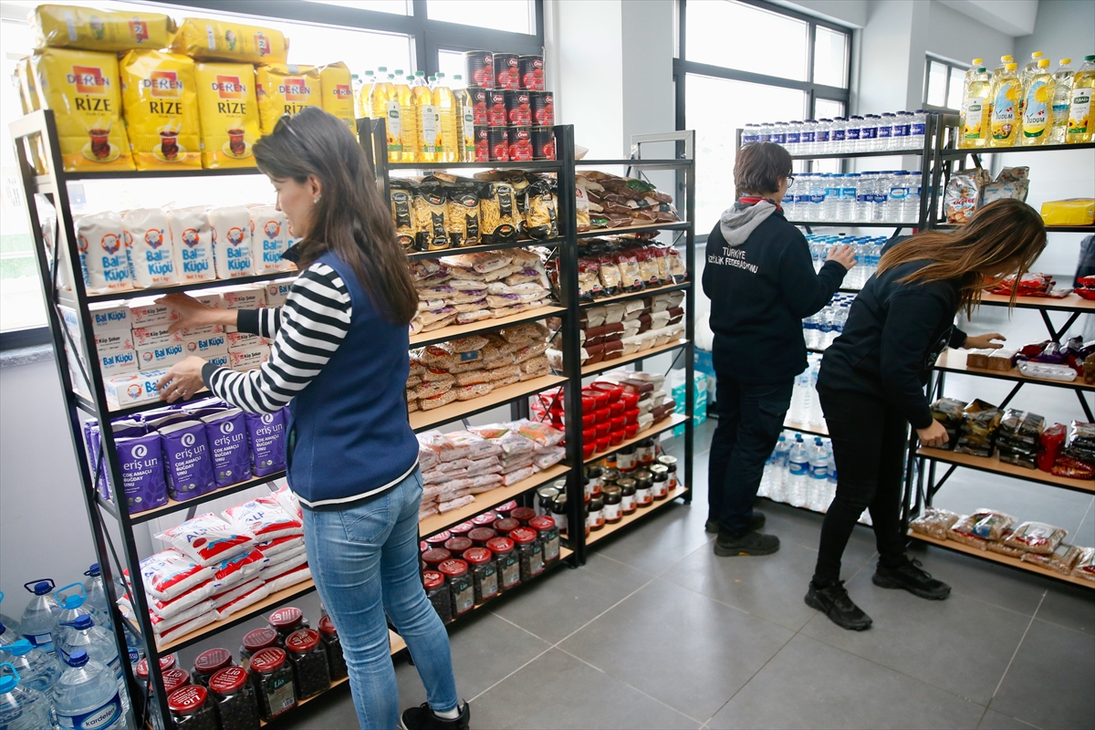 Eskişehir'de depremzedeler için "Umut Market" hizmete sunuldu