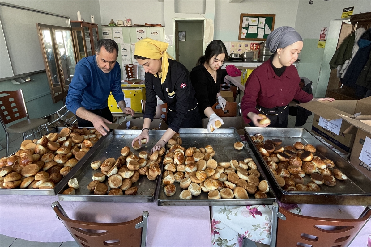 Elazığ'da depremzedeler için günlük 15 bin poğaça, pasta ve simit üretiliyor