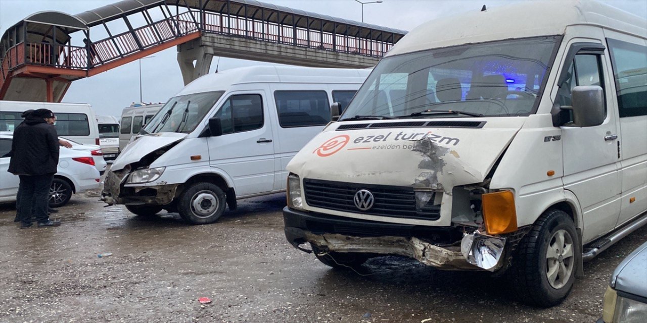 Düzce'de yaşanan zincirleme kazada 15 kişi yaralandı.