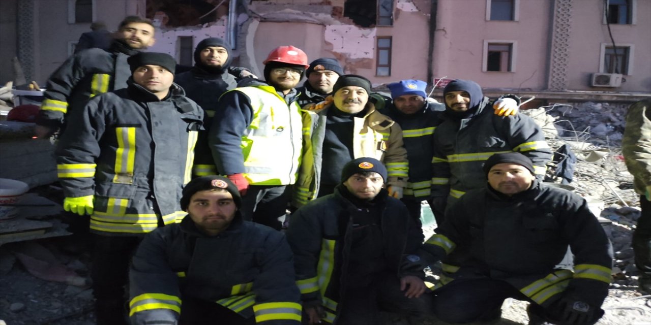 Sivaslı itfaiyeciler ikinci depreme enkaz üzerinde yakalandı.