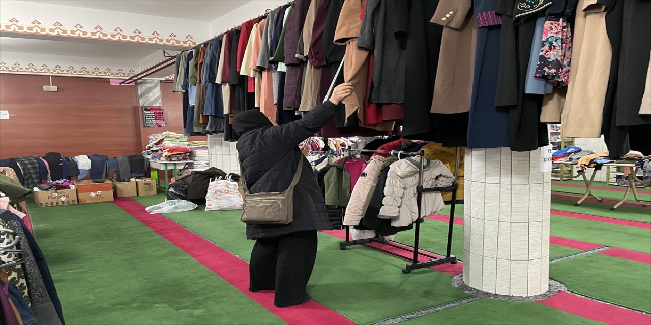 Depremzedeler için camide sosyal mağaza kuruldu.