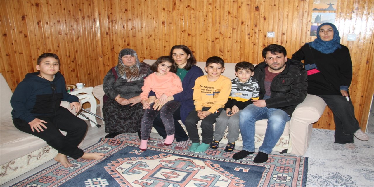 Evini depremzede aileye açan hayırsever annesinin yanına yerleşti.