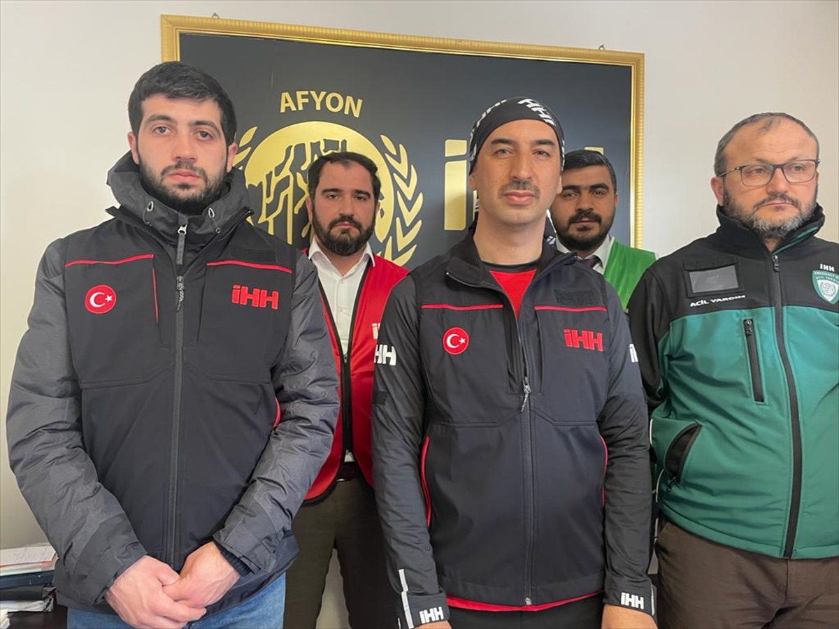 Arama kurtarma ekipleri artçı depremlere rağmen çalışmalarına devam ediyor