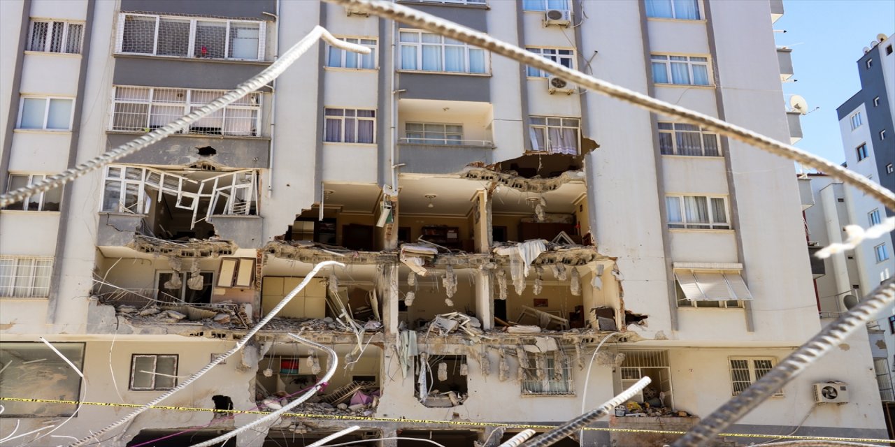 Depremde yıkılan apartman yanında ki binaya zarar verdi.