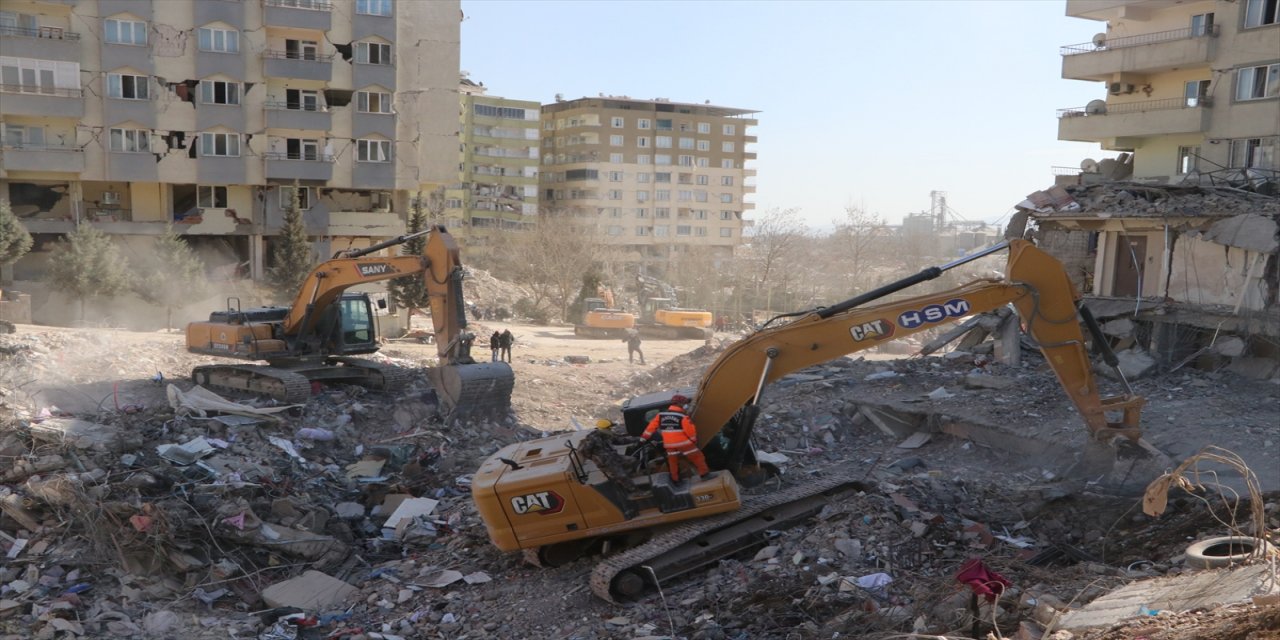 İş makinesi operatörleri görev başında çalışmaya devam ediyor.