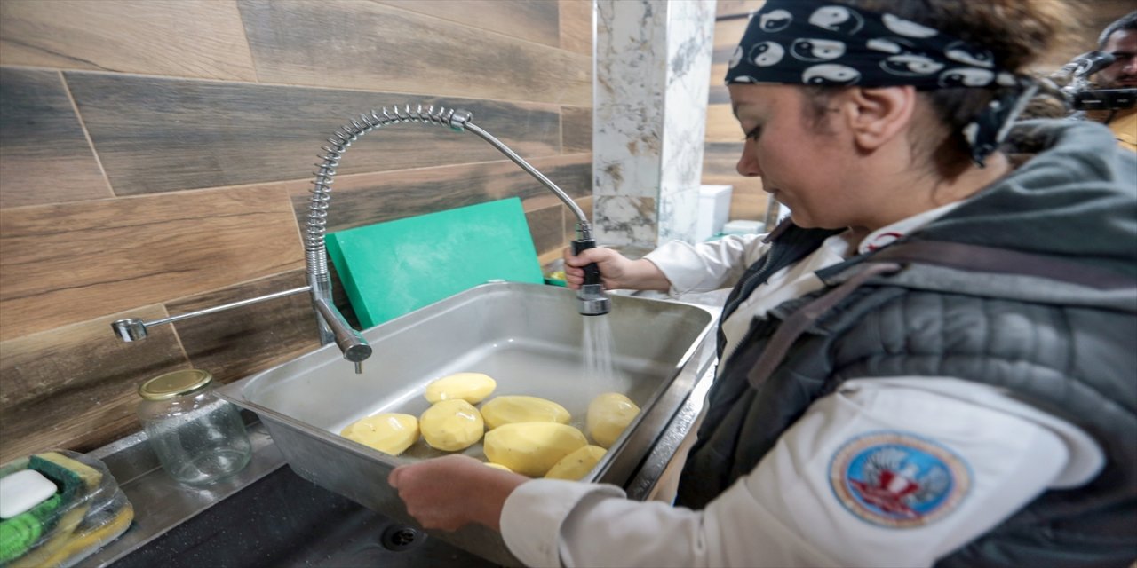 Marmara depreminde enkazdan kurtulan şef, Hatay'da afetzedelere yemek pişiriyor.