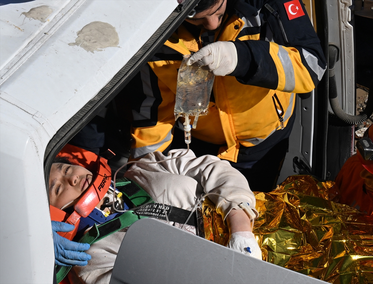 Kahramanmaraş'ta depremin 248. saatinde bir genç kız enkazdan çıkarıldı