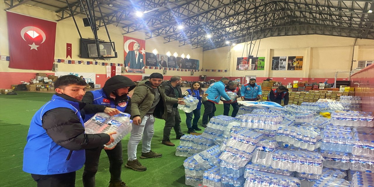 Ardahan ve Kars'tan deprem bölgelerine yardımlar sürüyor