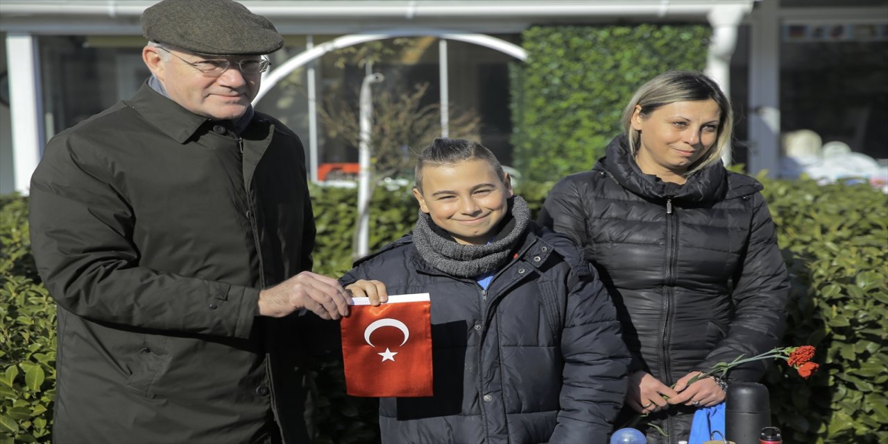 Saraybosna Büyükelçisi Girgin, çay satarak depremzedelere yardım toplayan 12 yaşındaki çocuğu ziyaret etti