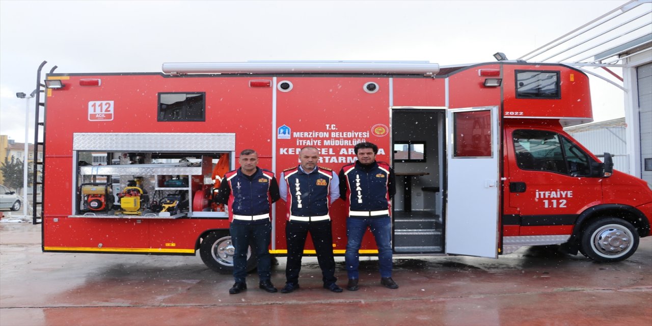Enkazdan çıkardıkları yaşlı adama botunu veren itfaiye eri yaşadıklarını anlattı