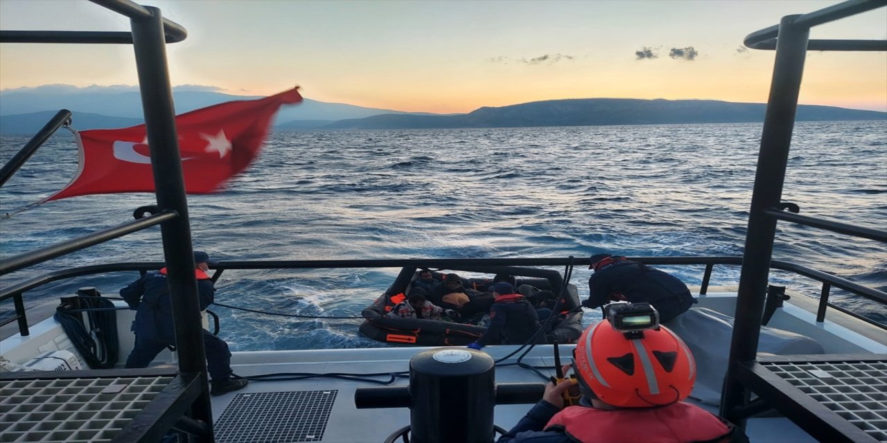 İzmir açıklarında geri itilen 10 düzensiz göçmen kurtarıldı
