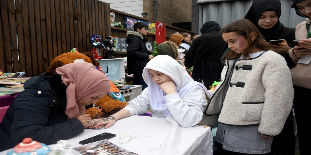 İngiltere'de çocuklar depremzede yaşıtları için oyuncaklarını sattı.
