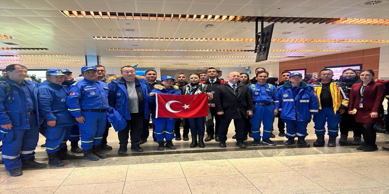 Çinli ve Meksikalı arama kurtarma ekipleri uğurlandı.