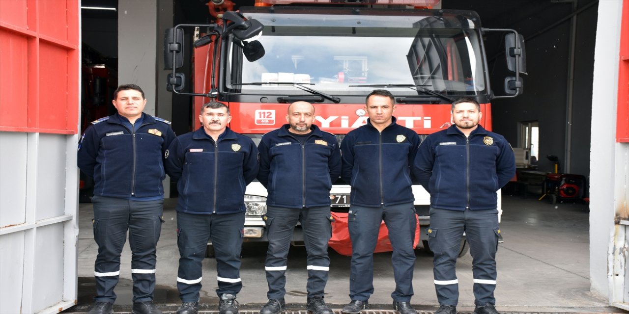 Enkaz altındakilerin yardımına koşan itfaiyeciler yaşadıklarını anlattı.