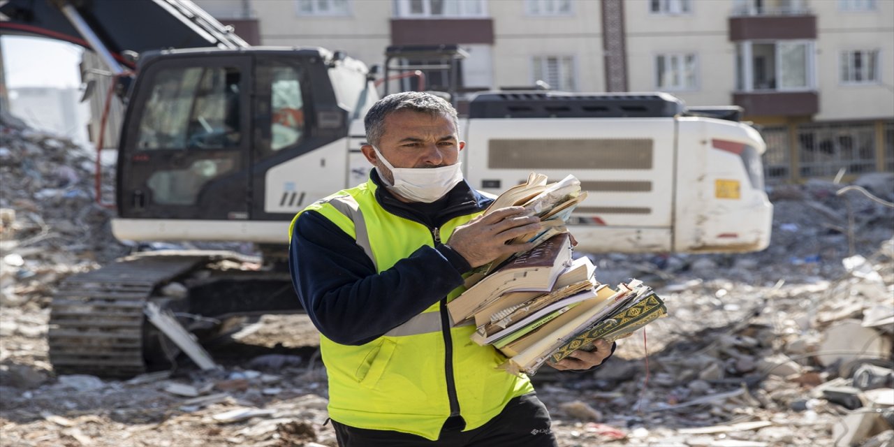 Kahramanmaraş'ta Kur'an-ı Kerim'leri toplayan gönüllüler.