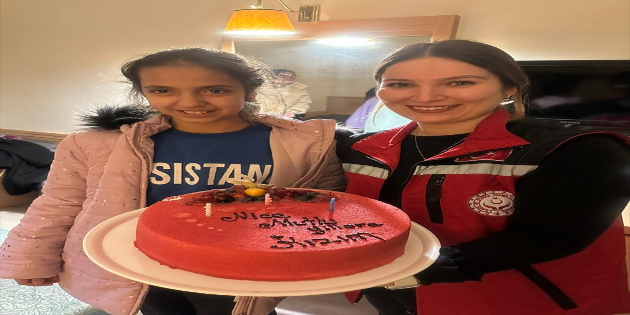 Muğla'da depremzede çocuğa doğum günü sürprizi