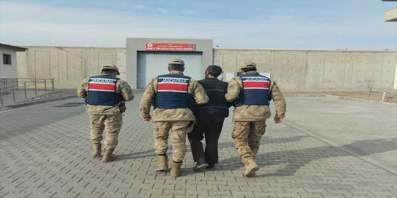 Iğdır'da firari hükümlü baba ve oğlu çatı katı ile sığınakta yakalandı