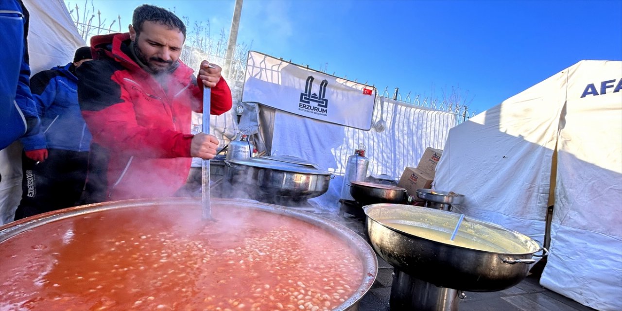 Erzurum Büyükşehir Belediyesi Hatay ve Malatya'da 75 bin kişiye yemek ulaştırıyor