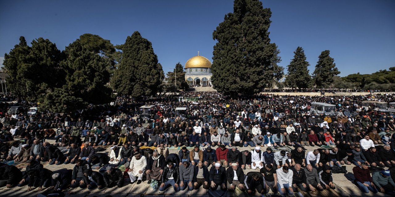 Mescid-i Aksa’da on binlerce Müslüman deprem kurbanları için gıyabi cenaze namazı kıldı