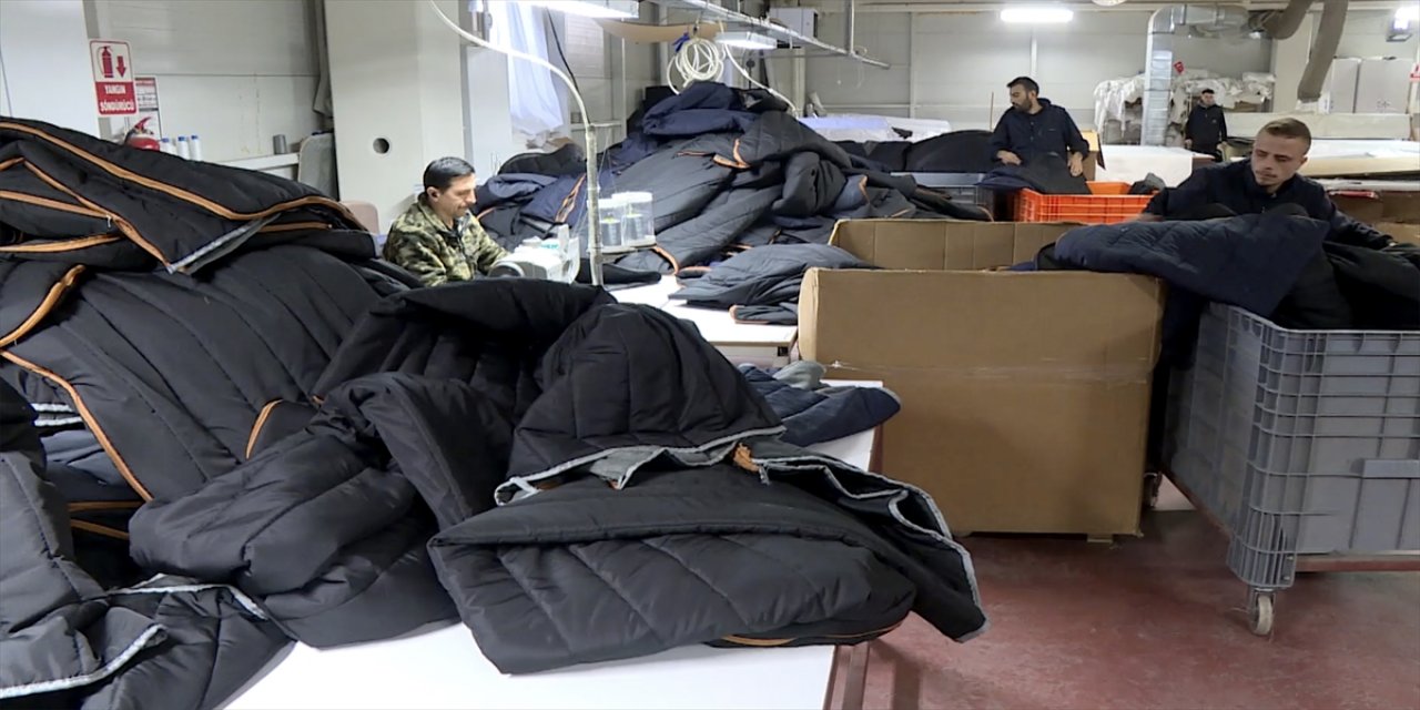 Ankara'da bir şirket deprem bölgesi için uyku tulumu üretiyor.