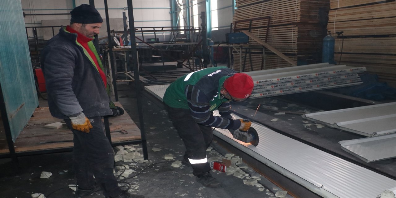 Samsun'da depremzedeler için yaşam ve tuvalet konteyneri üretiliyor