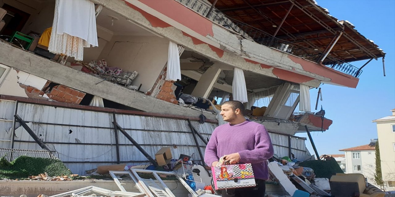 Kardeşinin oyuncaklarını evlerinin enkazında aradı.