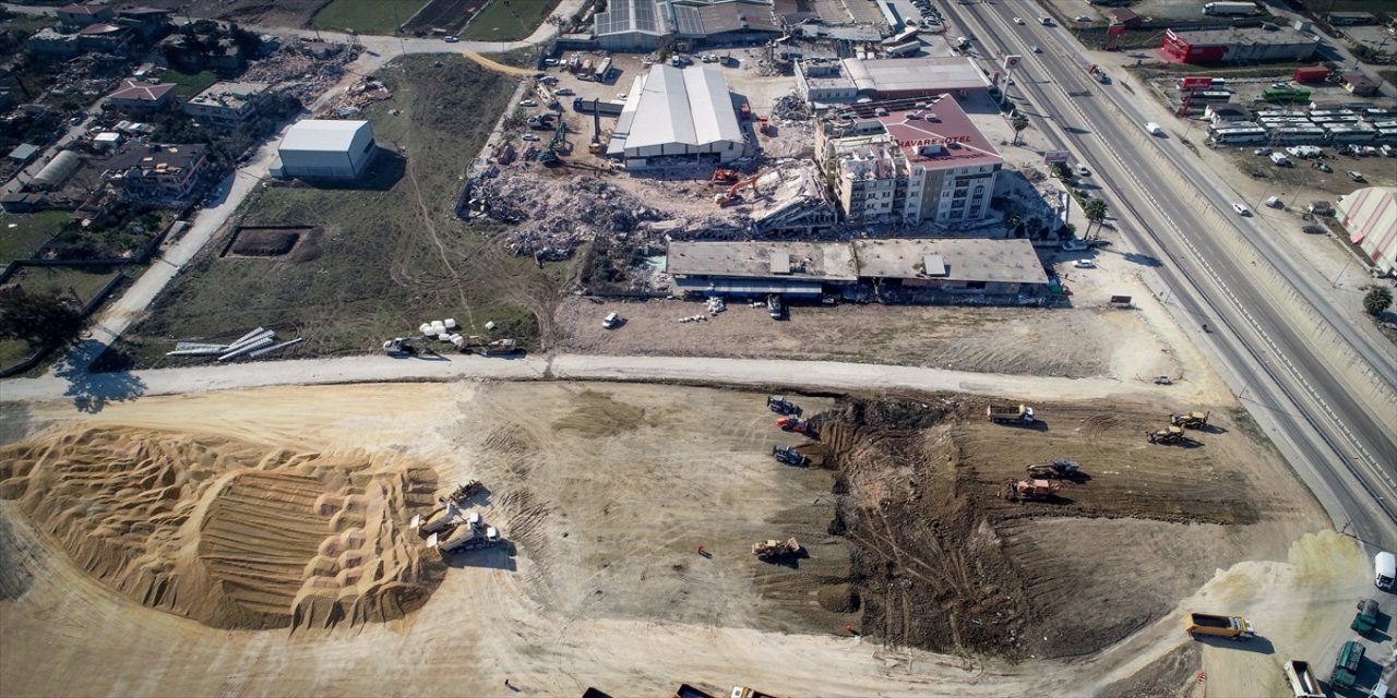 Konya belediyesi Hatay'da kuracağı konteyner kentin altyapısını tamamlıyor.
