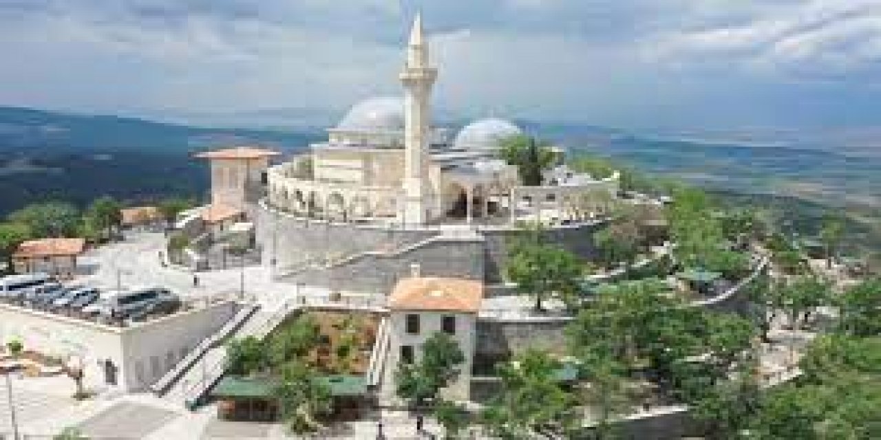 Ukkaşe hazretlerinin türbesi depremden etkilendi.