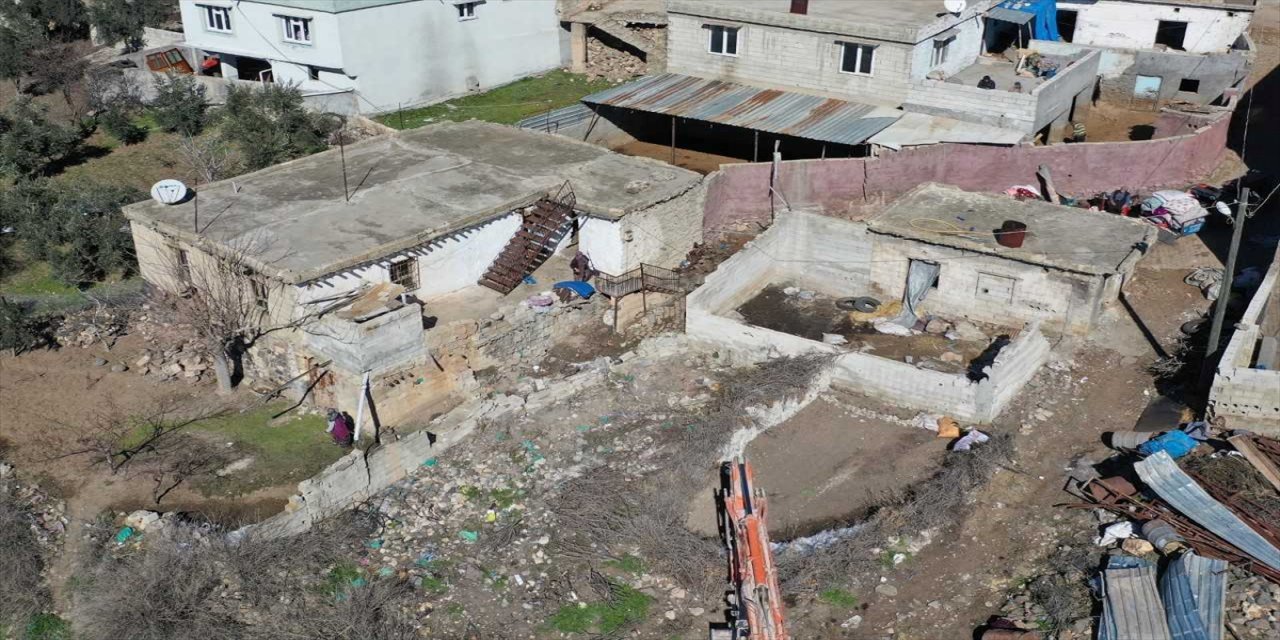 Gaziantep'te ağır hasarlı yapılar yıkılmaya başladı.