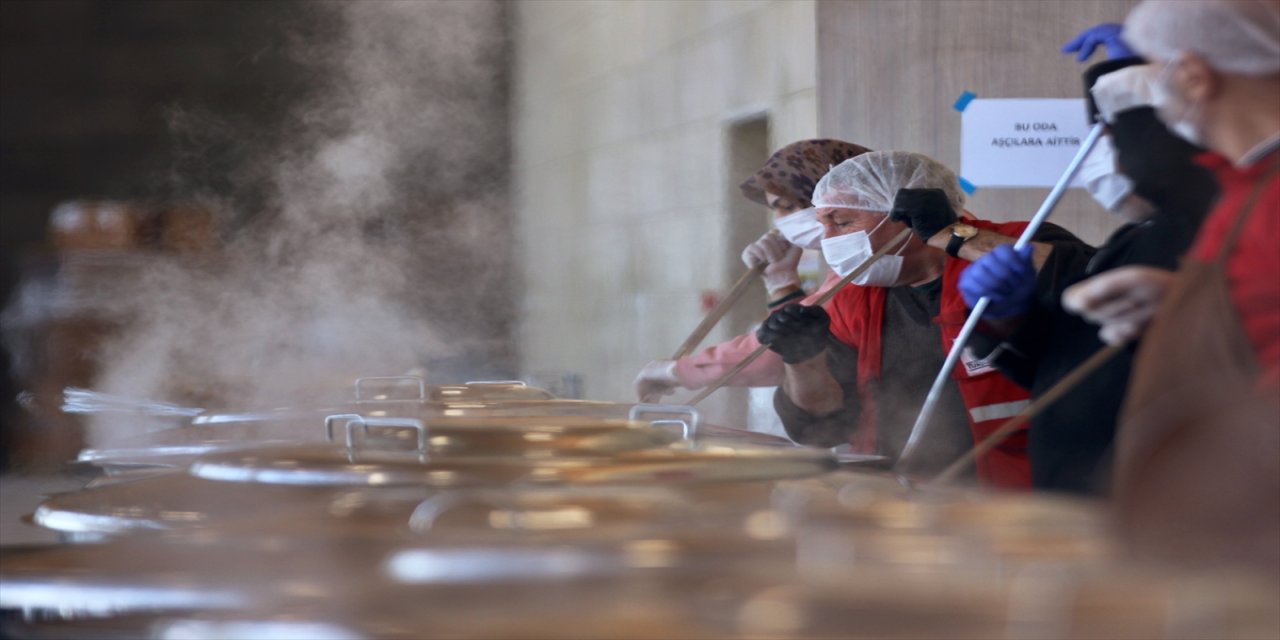 Türk Kızılay, Kahramanmaraş'ta depremzedelere sıcak yemek veriyor.