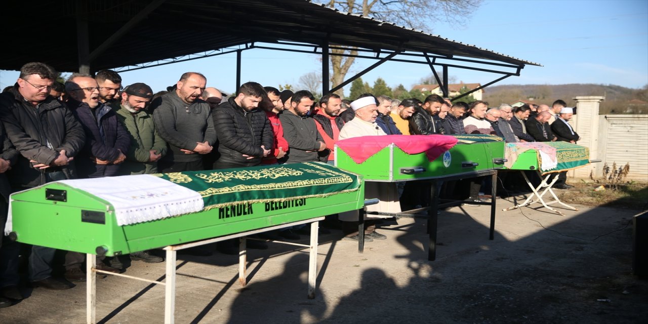 Sakarya'da karbonmonoksit gazından zehirlenerek ölen çiftin cenazeleri defnedildi.