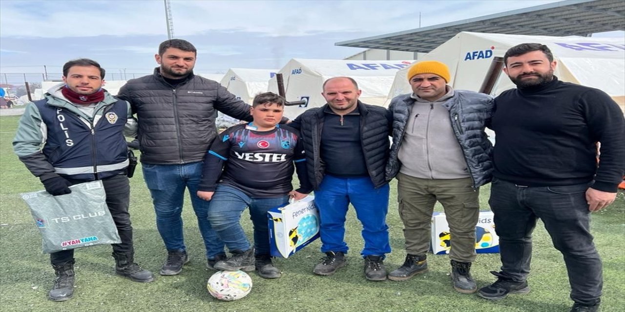 "Türkiye" yazılı topa vurmayan Enes'e, top ve Trabzonspor forması teslim edildi