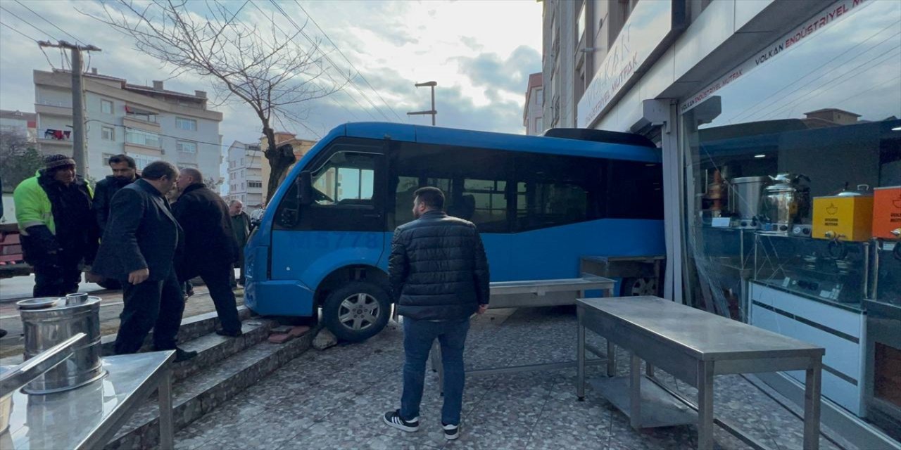Kocaeli'de el freni boşalan minibüs iş yerine çarptı.