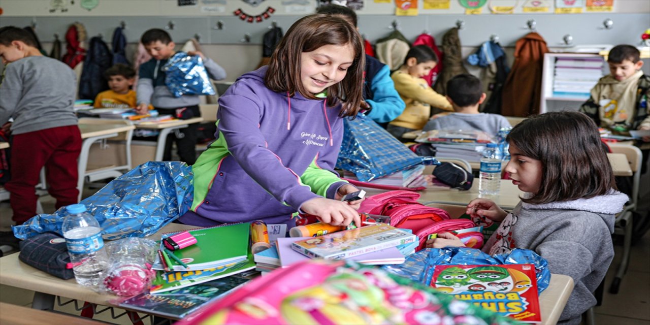Sivas'ta depremzede öğrencilerin ihtiyaçlarını belediye karşıladı.